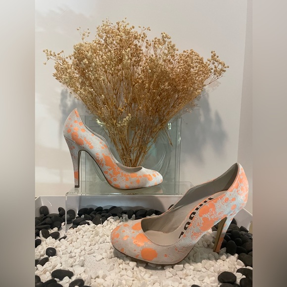 Kelsi Dagger Orange/ Cream Pumps - Picture 2 of 3
